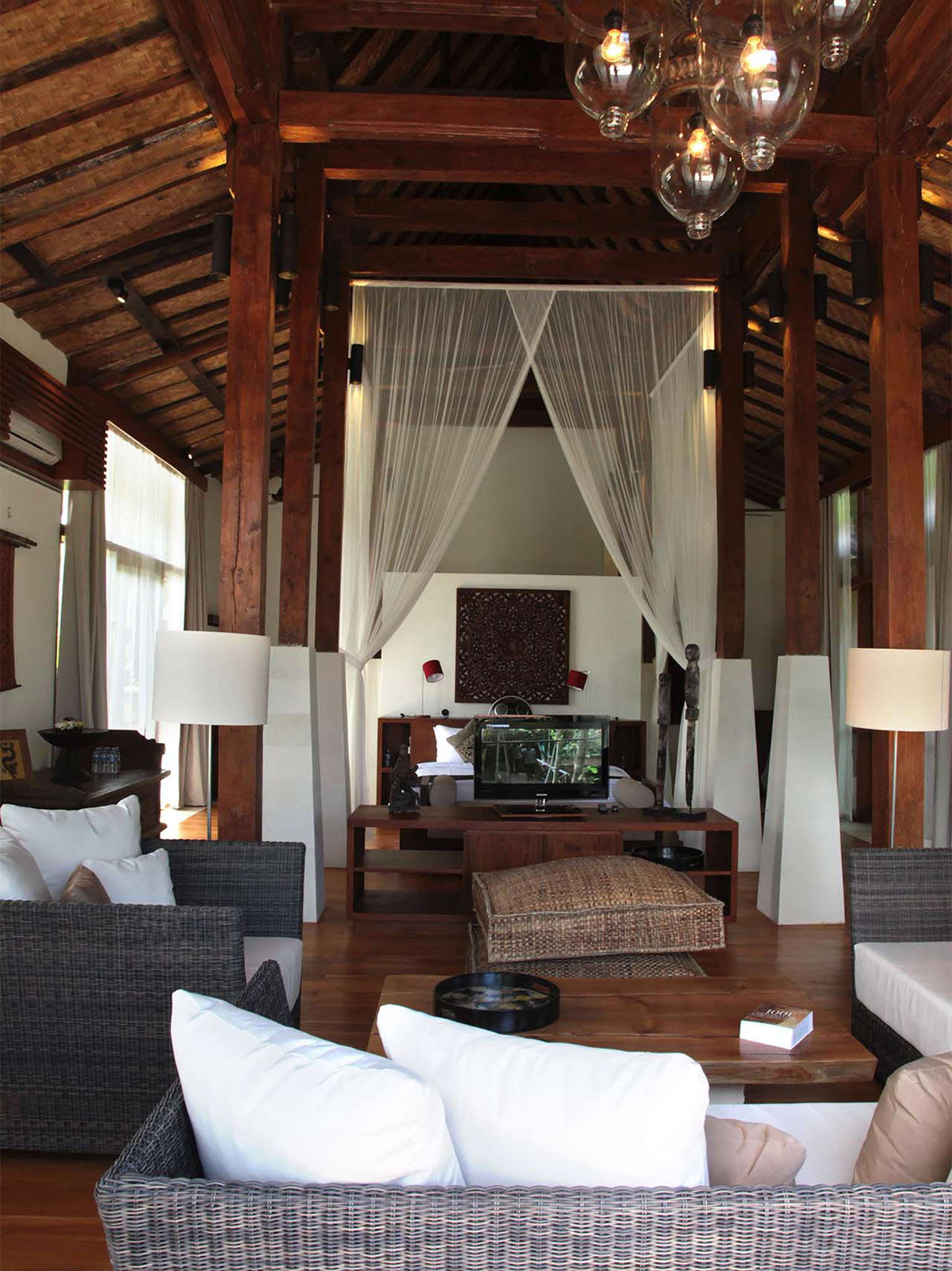 Villa Amy - Master bedroom and living area - Dea Villas - Villa Amy, Canggu, Bali